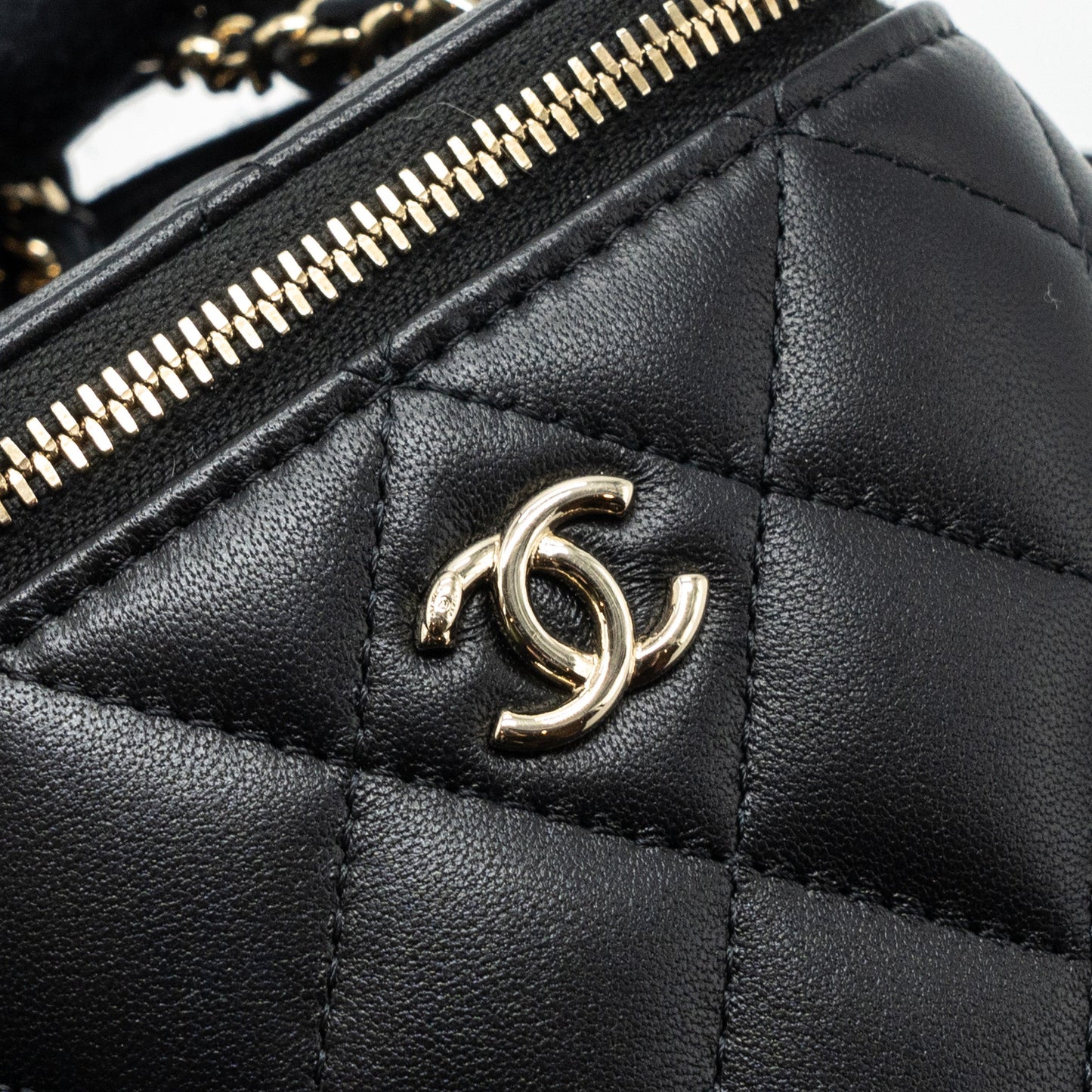 Chanel Pearl Crush Mini Vanity Case Lambskin Black L(microchip)