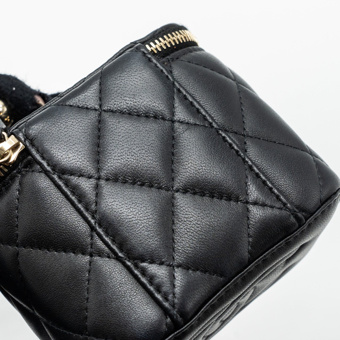 Chanel Pearl Crush Mini Vanity Case Lambskin Black L(microchip)