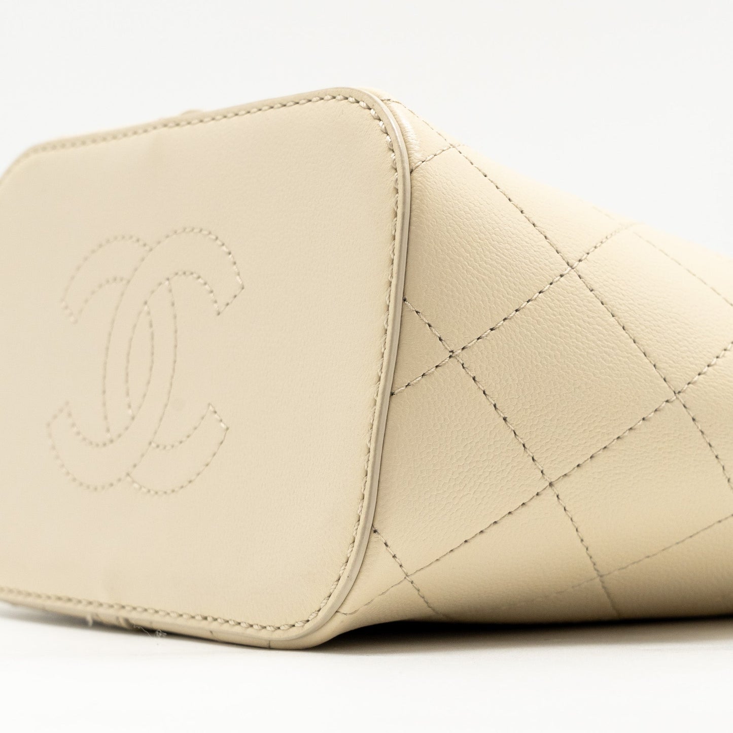 Chanel bucket bag lambskin creamy white