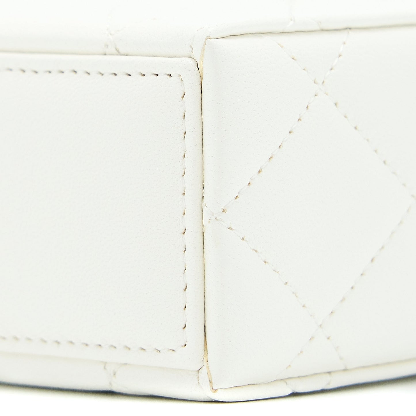 Chanel 22P Quilted Mini Box Vanity With Chain Lambskin White L