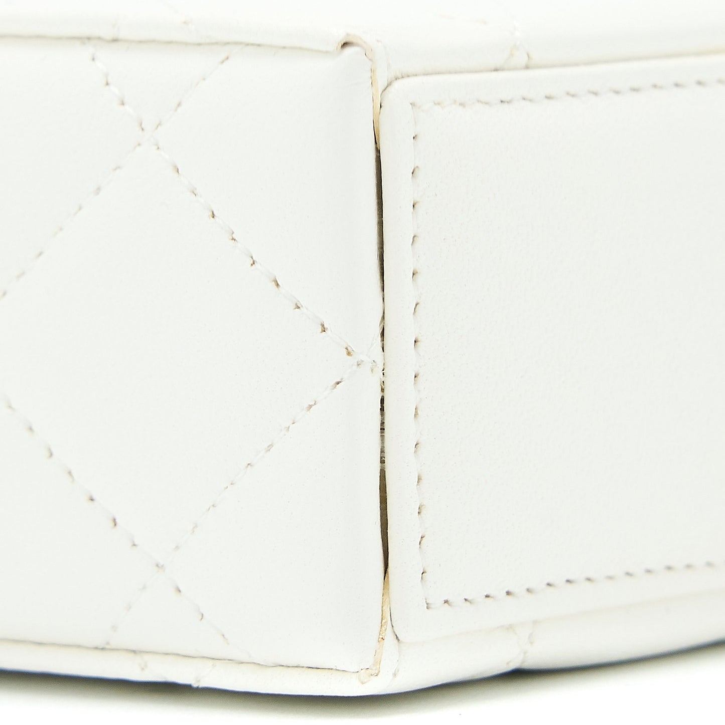 Chanel 22P Quilted Mini Box Vanity With Chain Lambskin White L