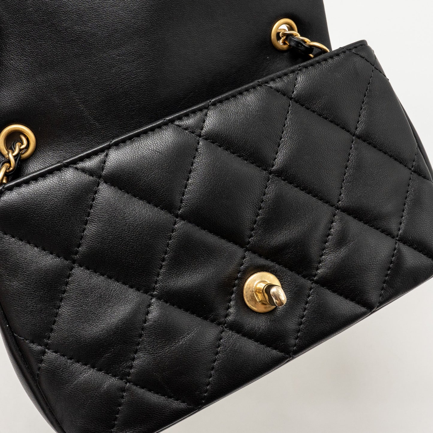 Chanel 22b Heart Chain Flap Bag Lambskin Black (microchip)