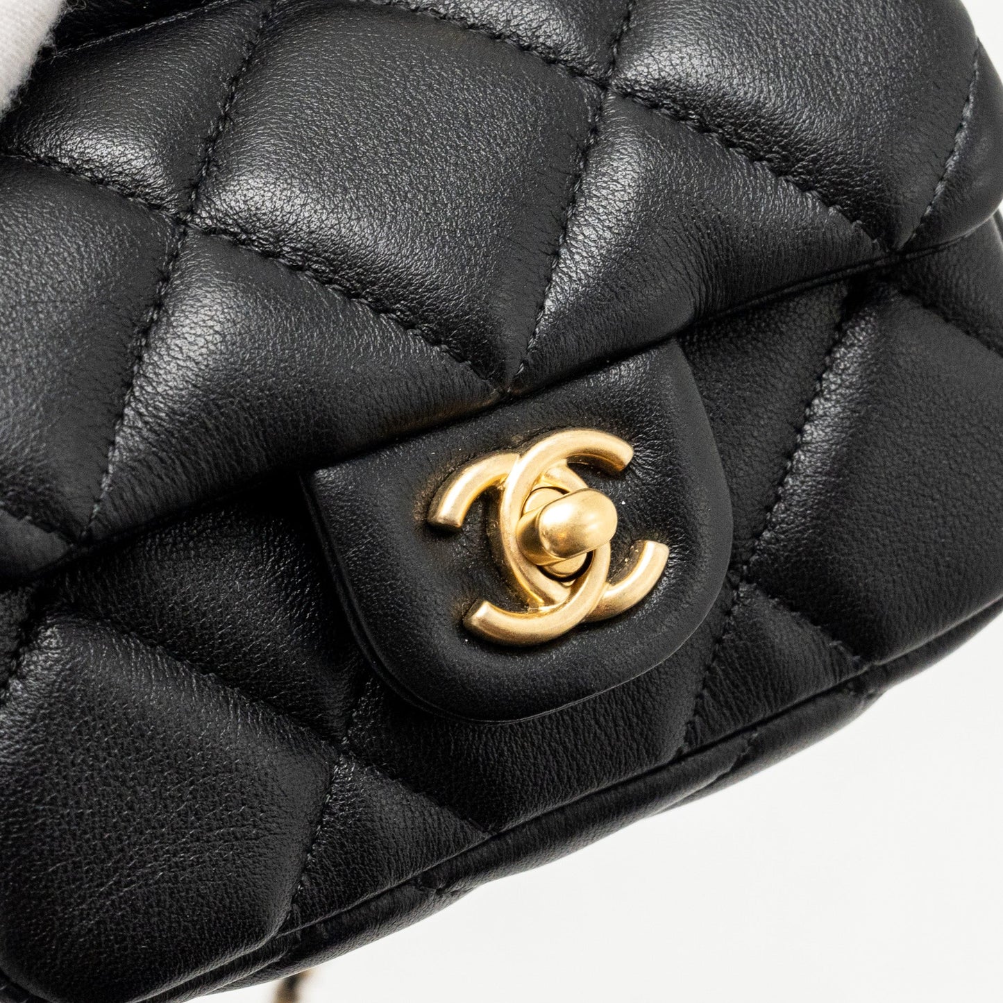 Chanel 21A top handle mini flap card holder with chain lambskin black