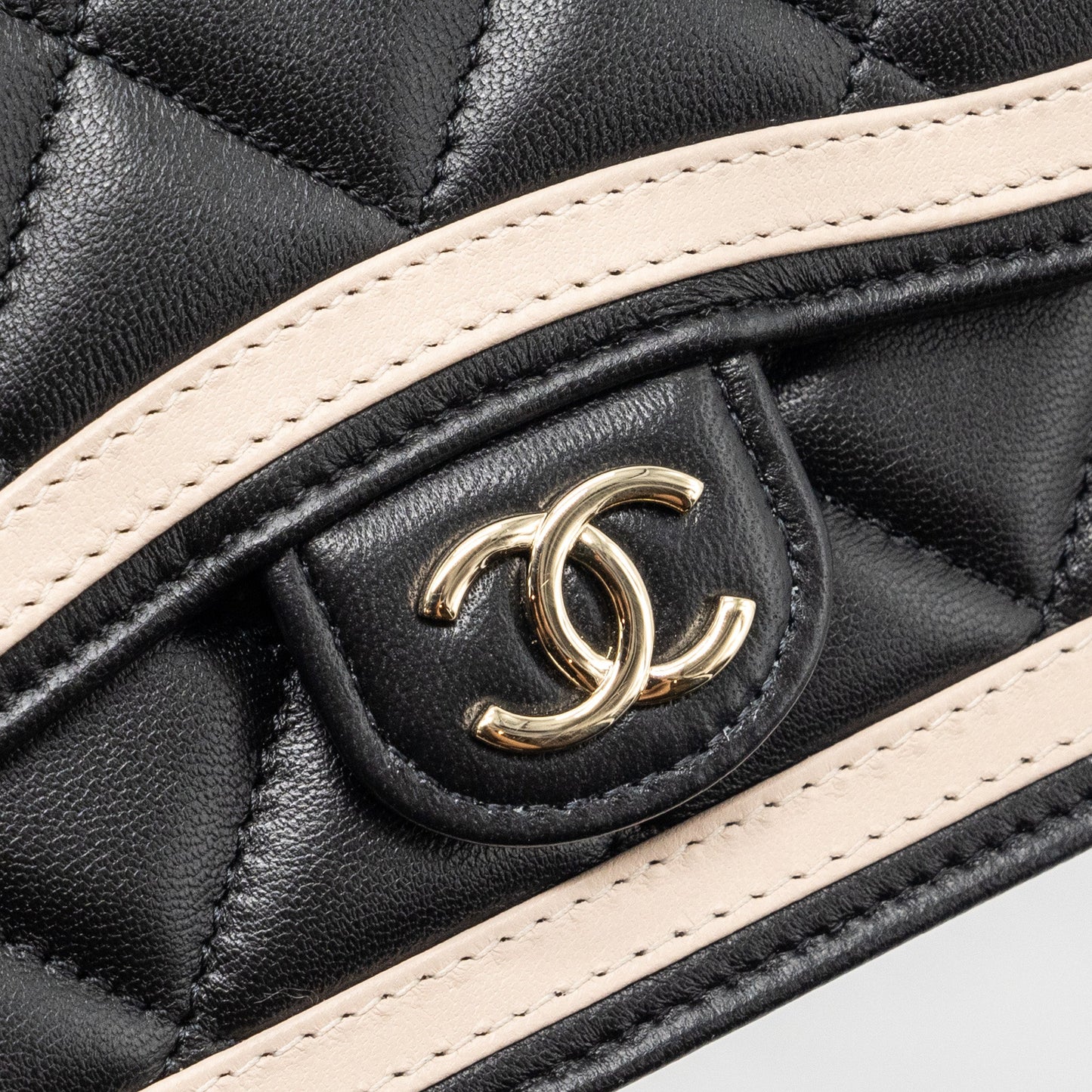 Chanel 23B Flap Phone Holder Lambskin Black/ White L (microchip)