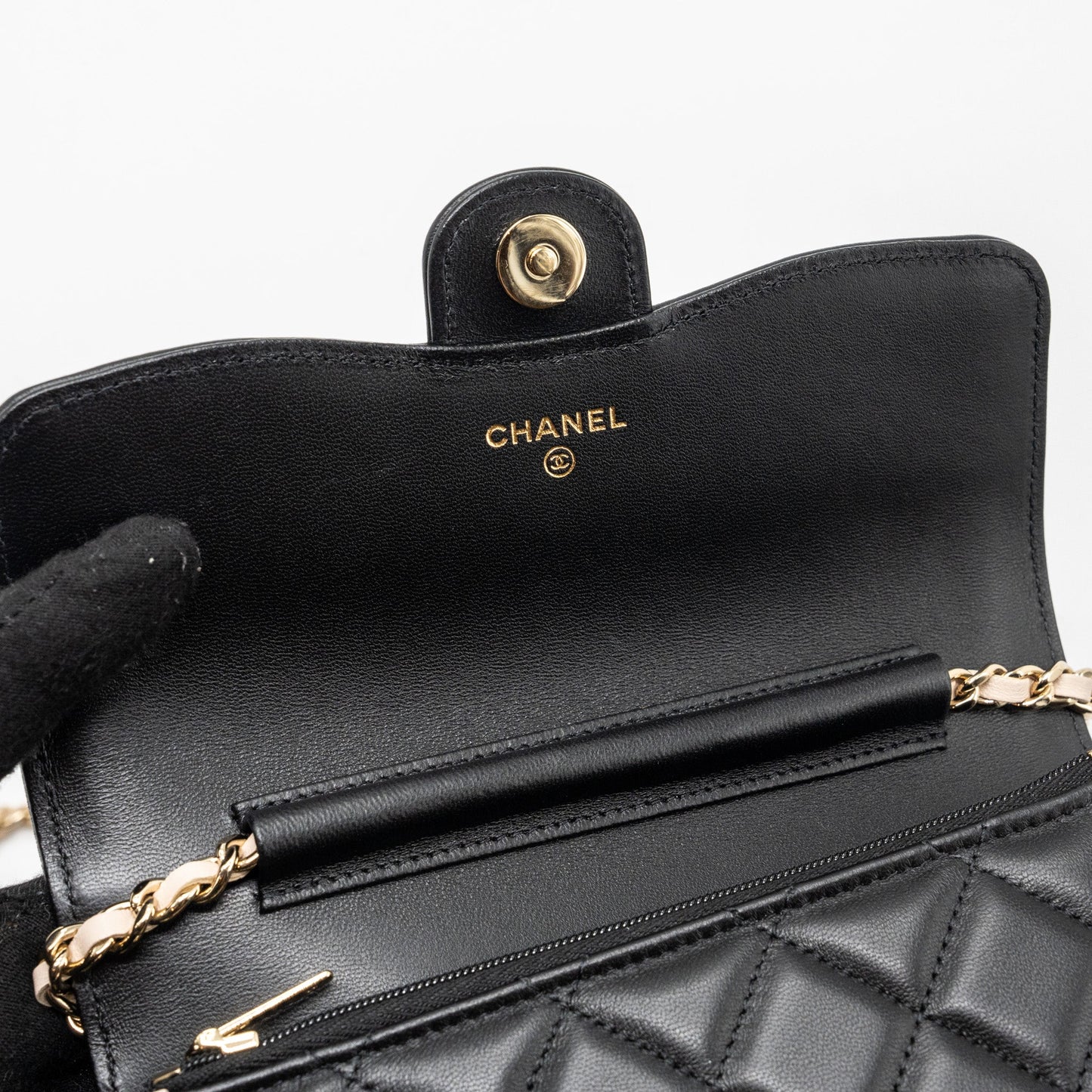 Chanel 23B Flap Phone Holder Lambskin Black/ White L (microchip)