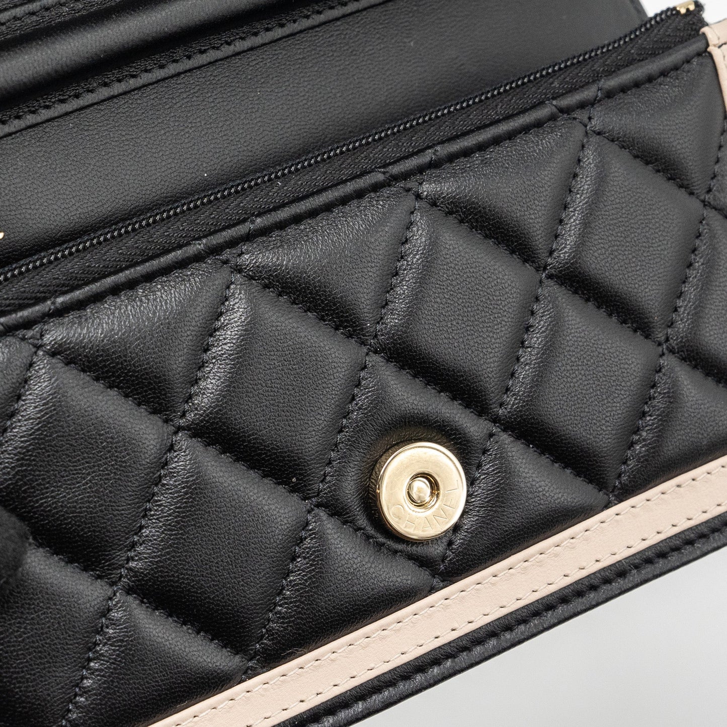 Chanel 23B Flap Phone Holder Lambskin Black/ White L (microchip)