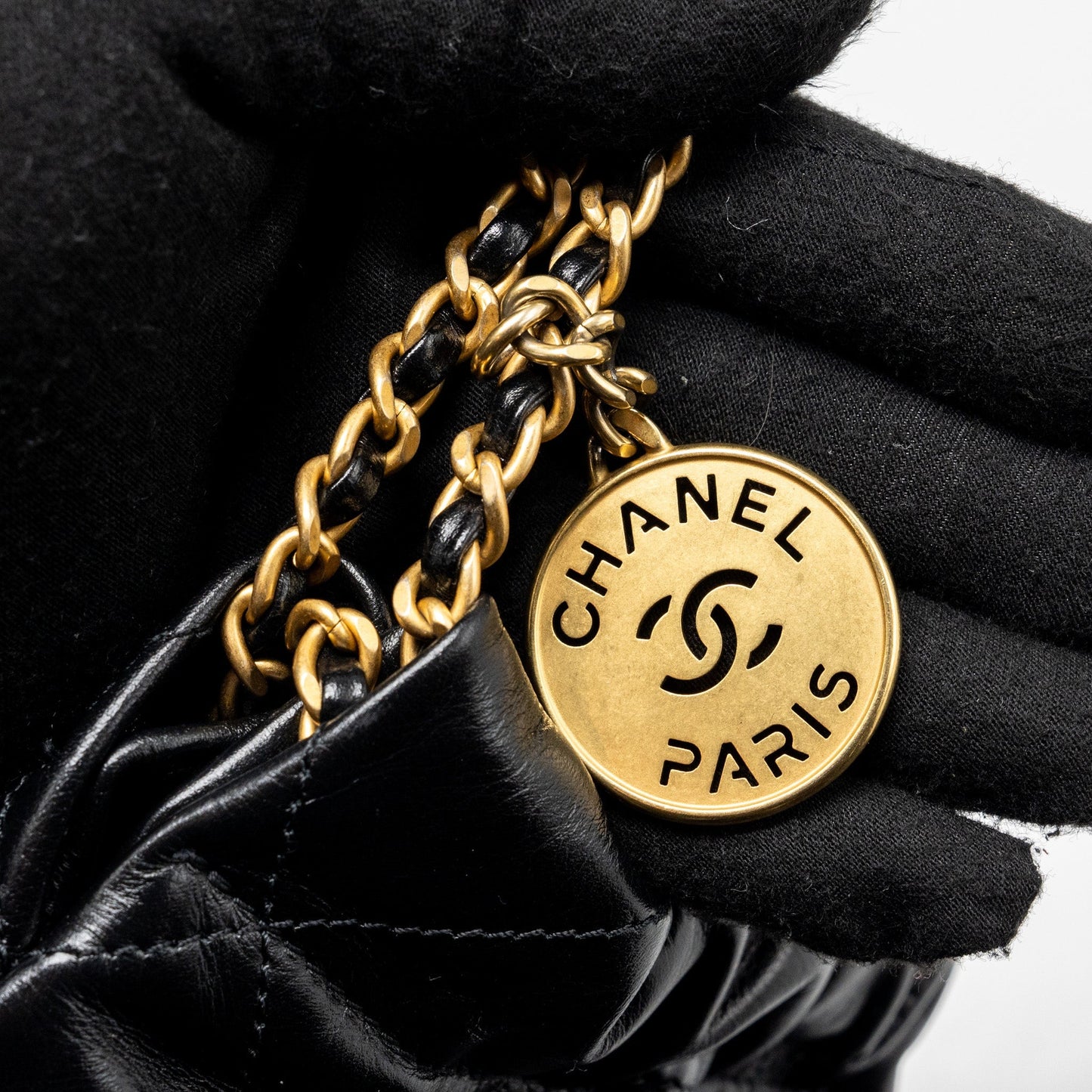 Chanel mini 22 bag shiny calfskin black  (microchip)