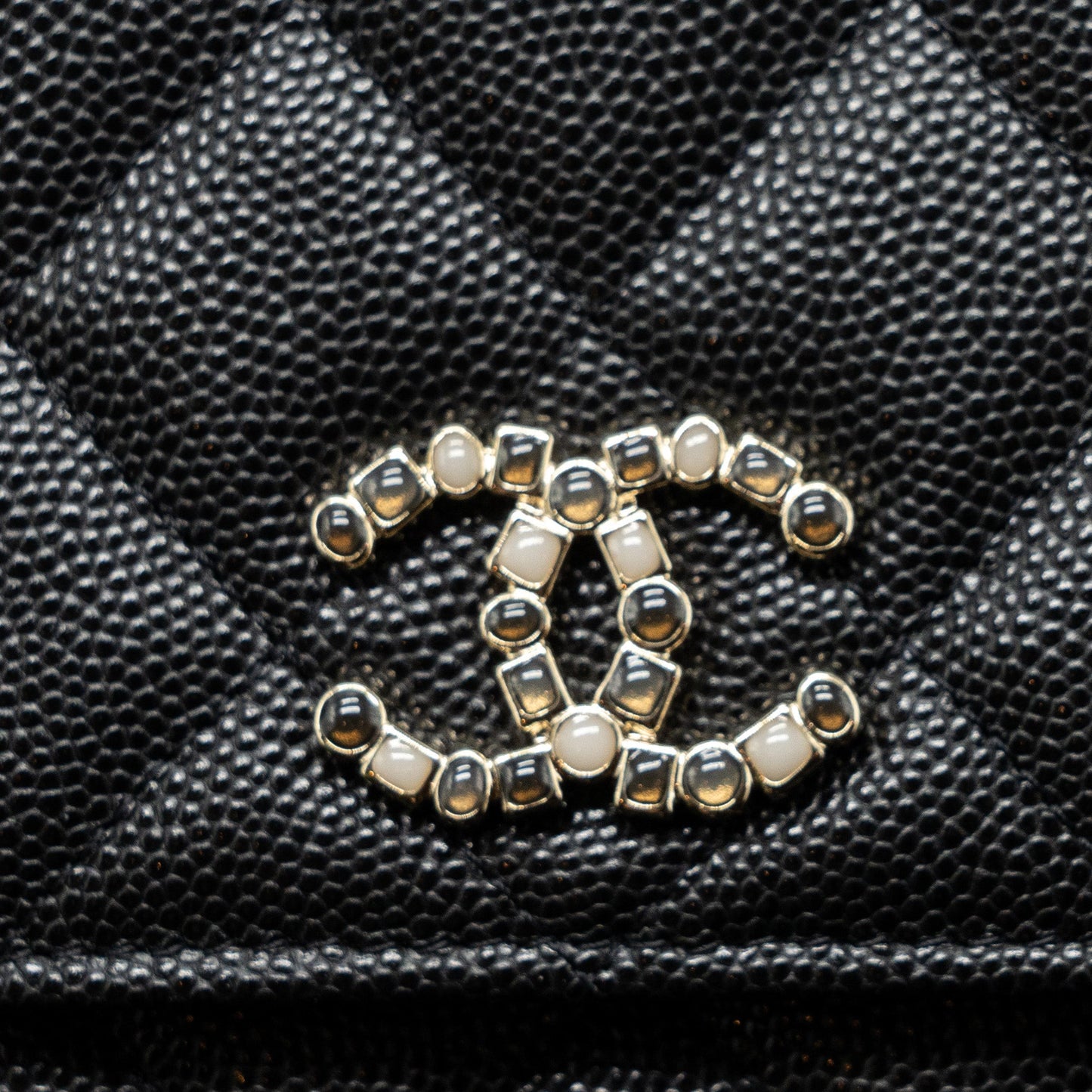 Chanel 23k Detailed CC Logo Wallet On Chain Caviar Black L (microchip)