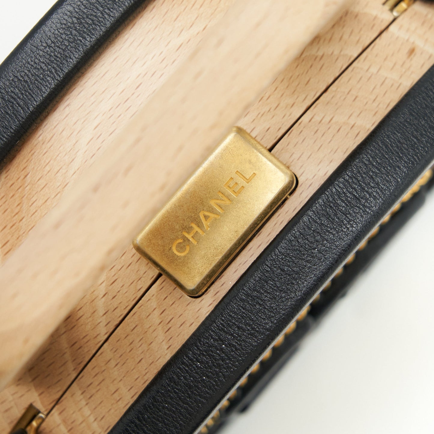 Chanel 22C small vanity case beech wood, calfskin beige / black with