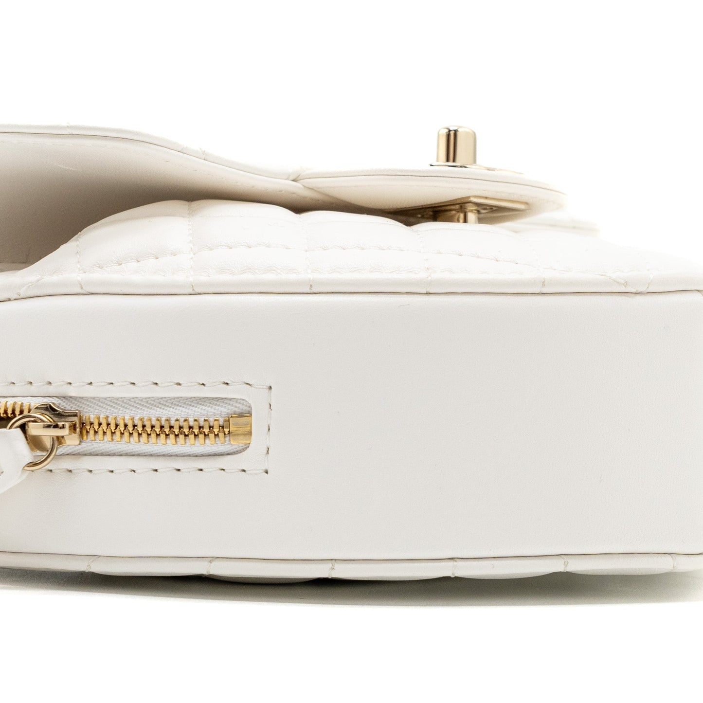 Chanel 22S heart bag lambskin white L (microchip)