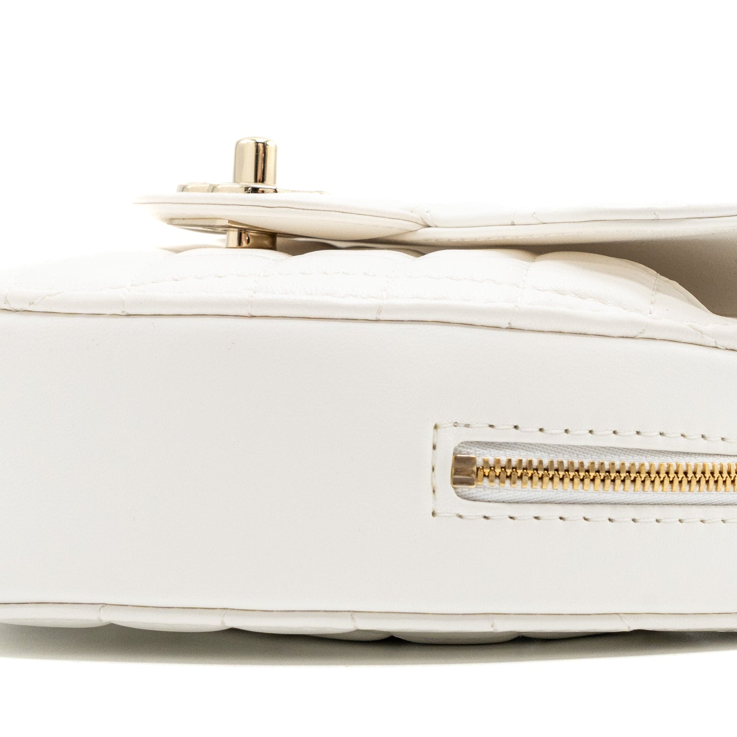 Chanel 22S heart bag lambskin white L (microchip)