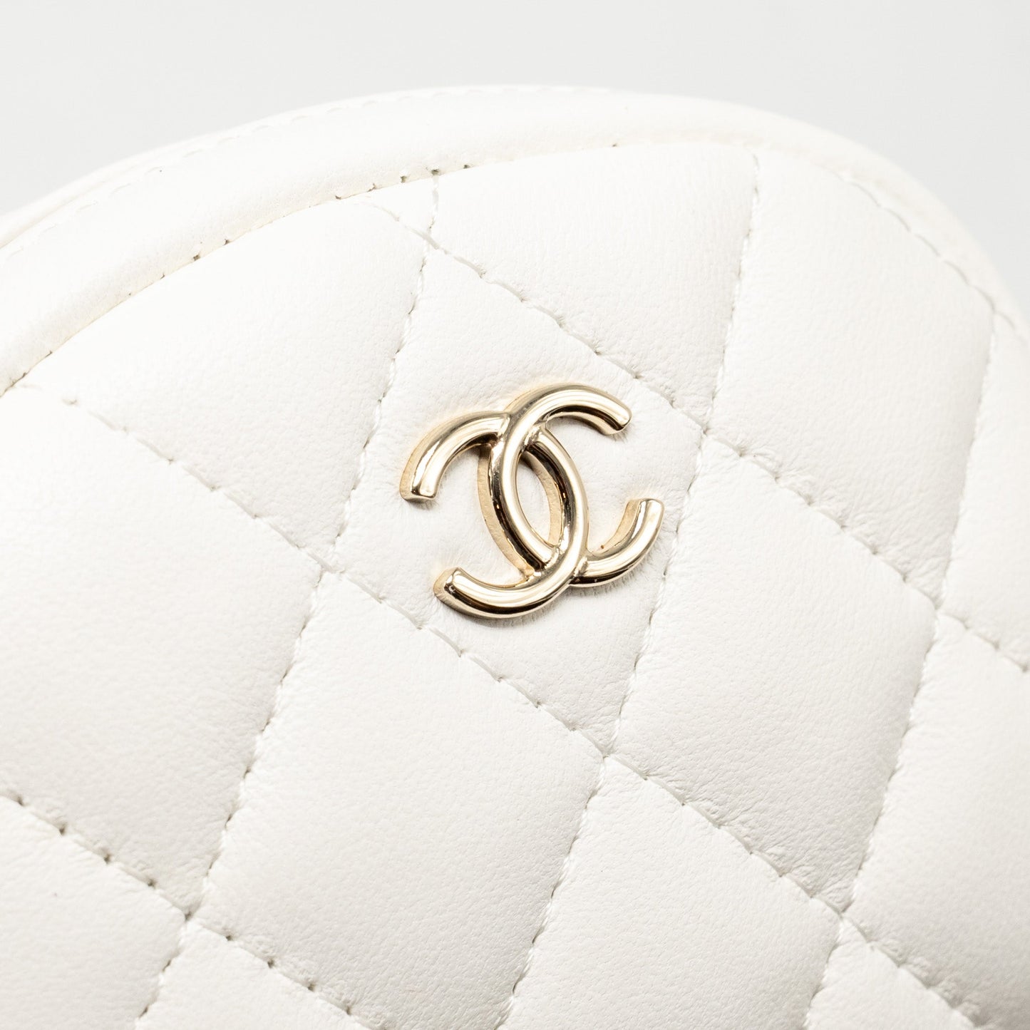 Chanel 19 round clutch  with chain with coin purse tweed / lambskin black/ white
