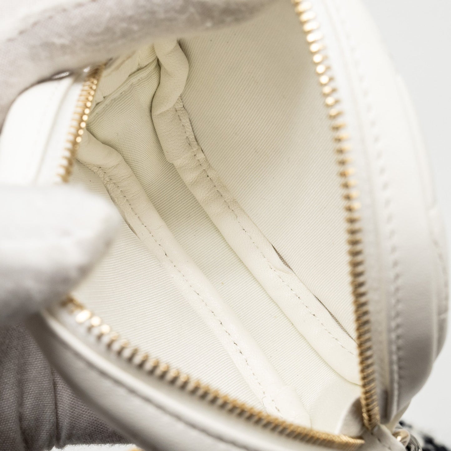 Chanel 19 round clutch  with chain with coin purse tweed / lambskin black/ white