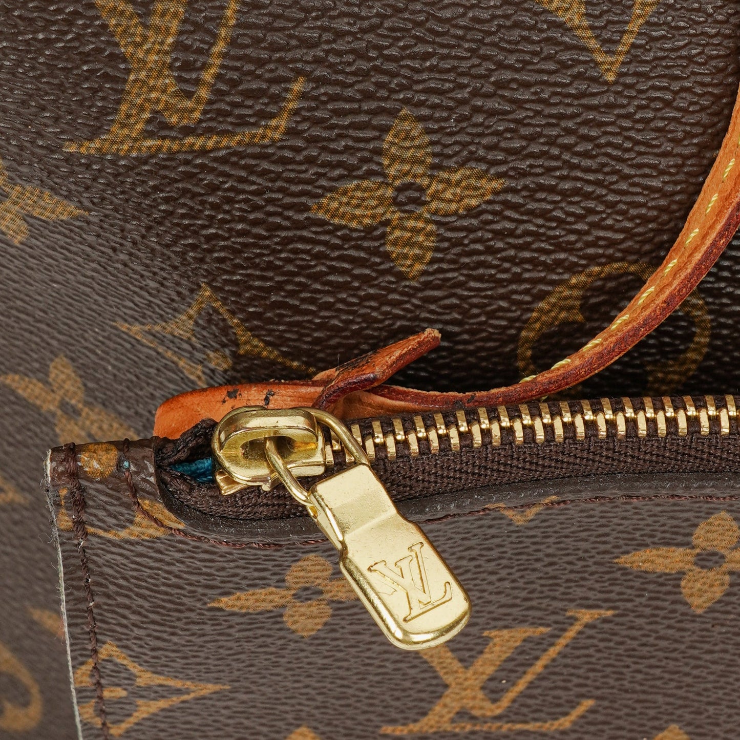 Louis Vuitton Neverfull MM Tote Bag in Monogram Canvas