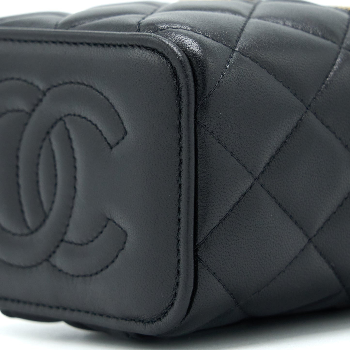 Chanel 22B Detailed Top Handle Mini Vanity With Chain Lambskin Black Brushed