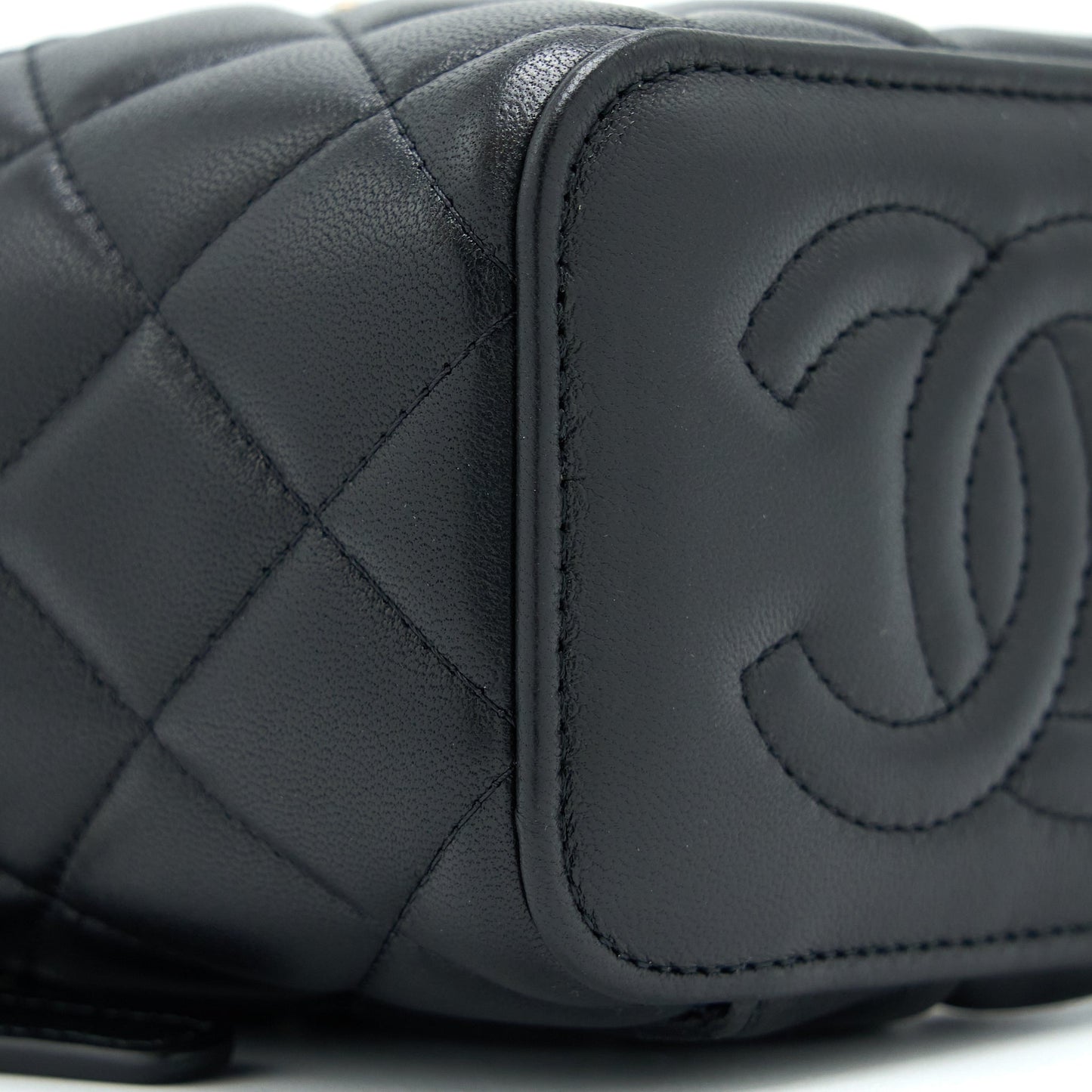 Chanel 22B Detailed Top Handle Mini Vanity With Chain Lambskin Black Brushed