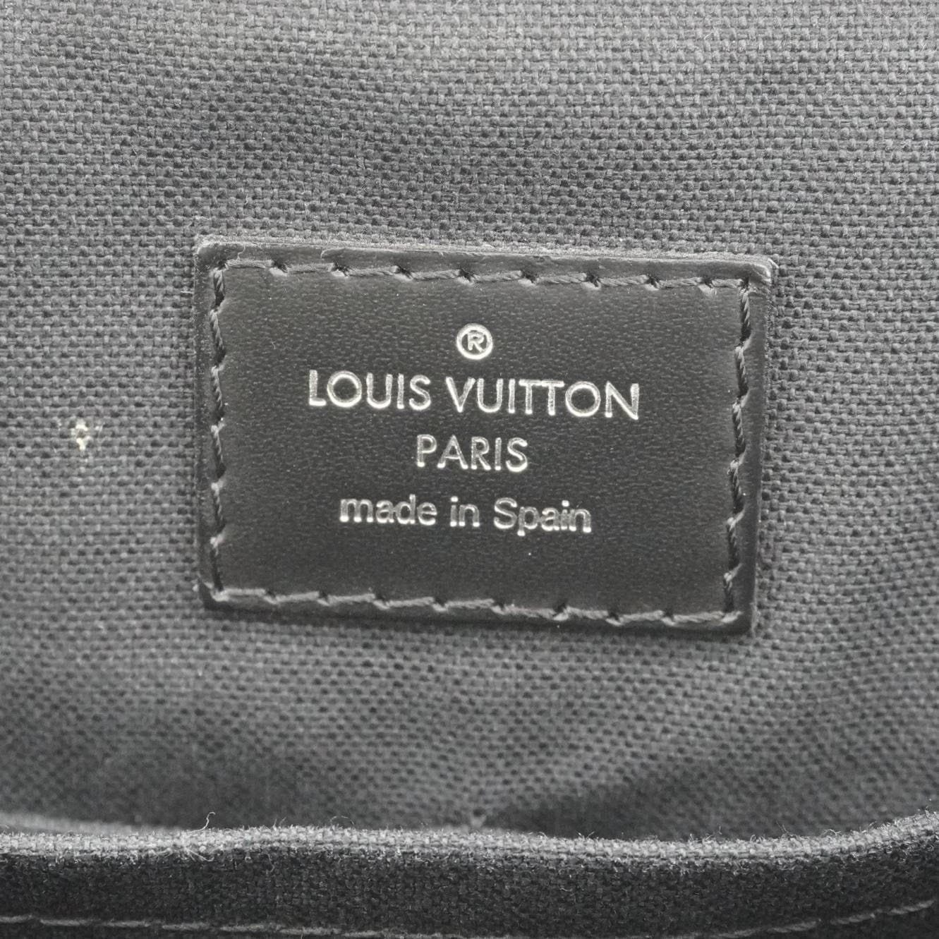 LOUIS VUITTON District Messenger Damier Graphite Messenger Bag Black