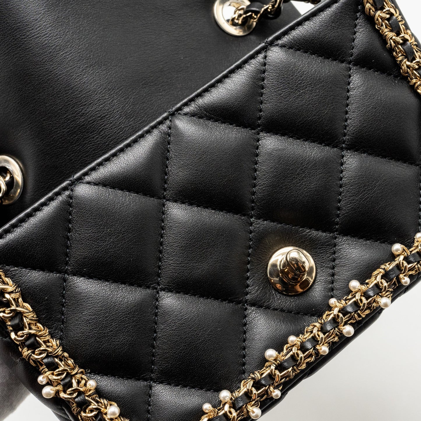 Chanel Pearl Detailed Edge Mini Flap Bag Lambskin Black L (Microchip)
