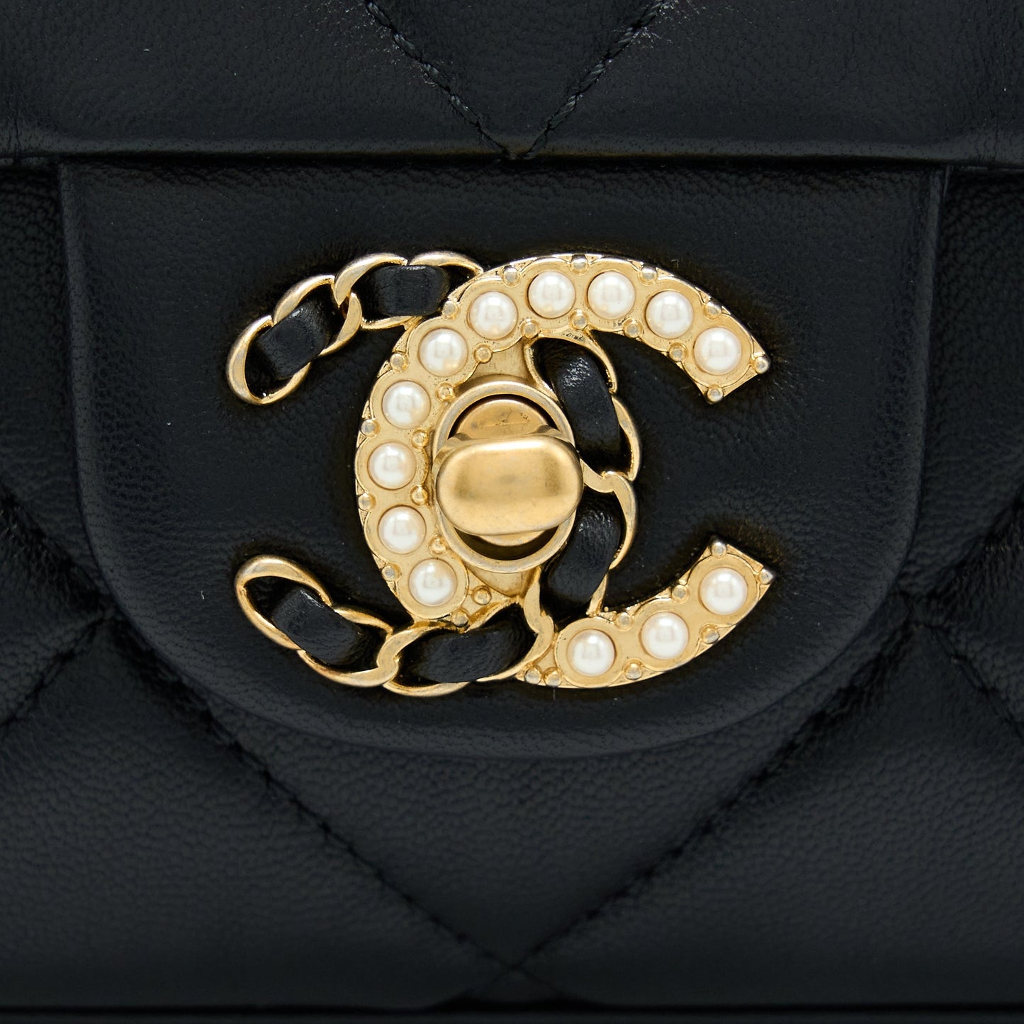 Chanel 21A Quilted Detailed Logo Flap Bag Lambskin Black  (Microchip)