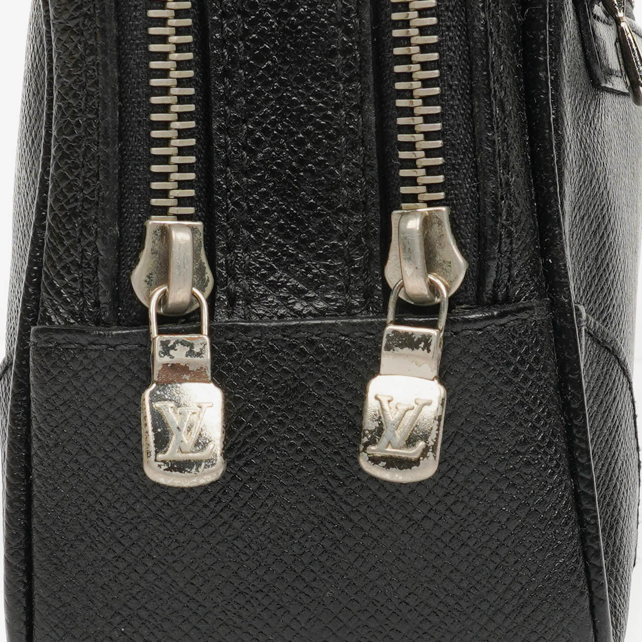 Louis Vuitton Black Taiga Leather Neo Pavel Clutch