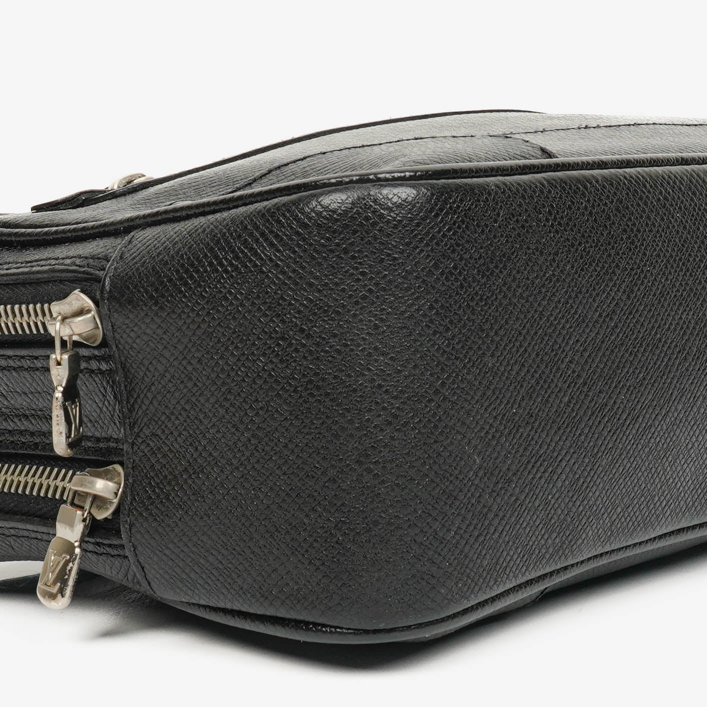 Louis Vuitton Black Taiga Leather Neo Pavel Clutch