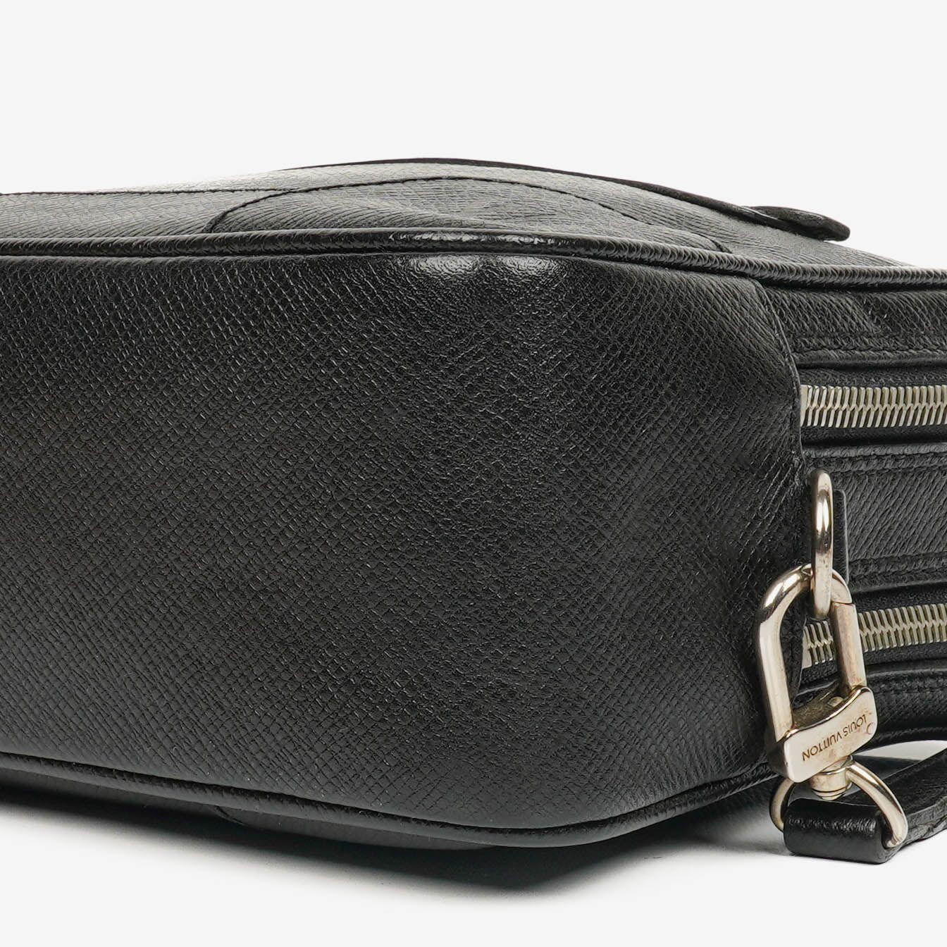 Louis Vuitton Black Taiga Leather Neo Pavel Clutch