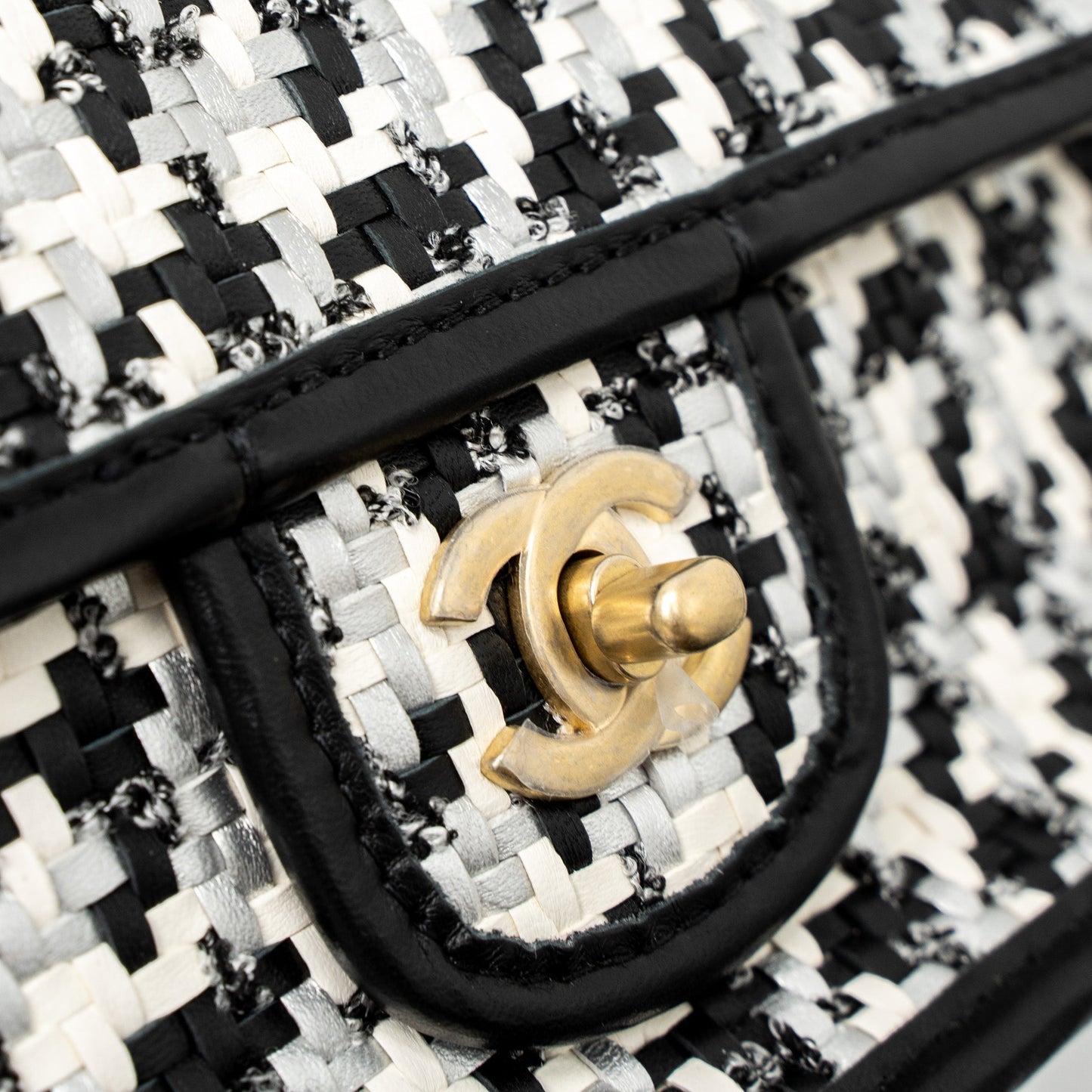 Chanel 23C Houndstooth Weaving Flap Bag Tweed/Lambskin Black/White Brushed  (Microchip)