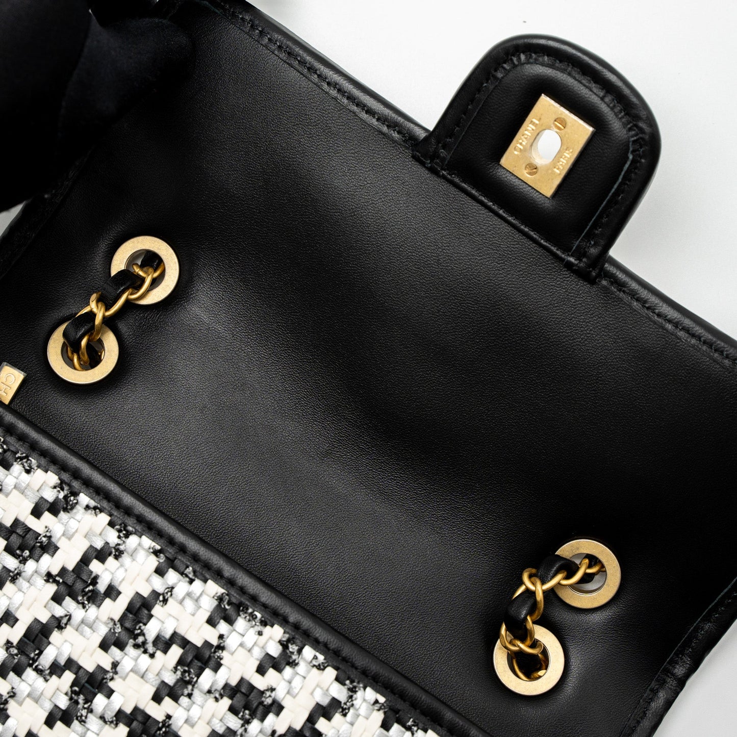 Chanel 23C Houndstooth Weaving Flap Bag Tweed/Lambskin Black/White Brushed  (Microchip)