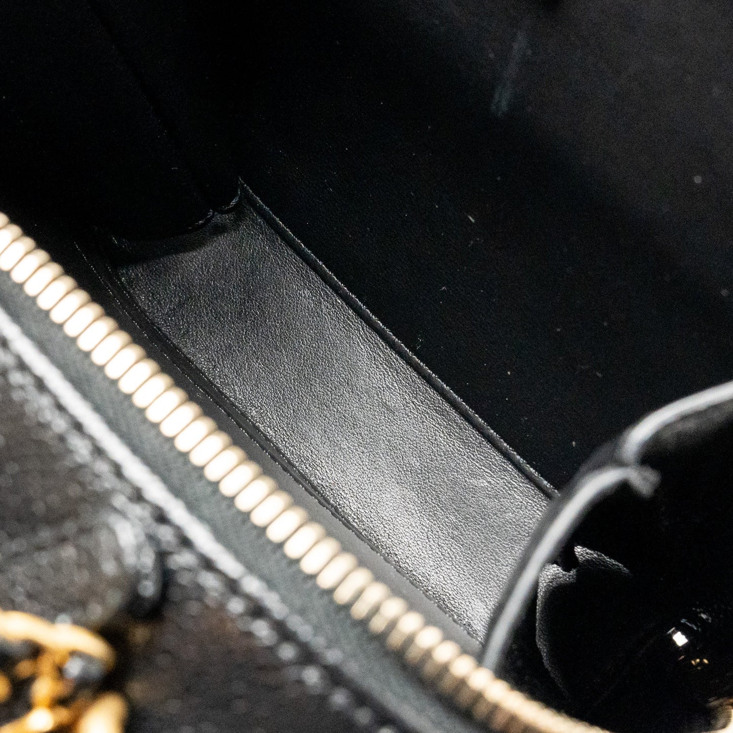Chanel Logo Detailed Handle Mini Pick Me Up Vanity Case Caviar Black  (Microchip)