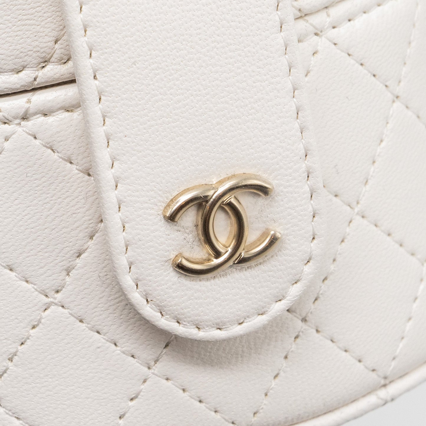 Chanel mini vanity with chain lambskin white L