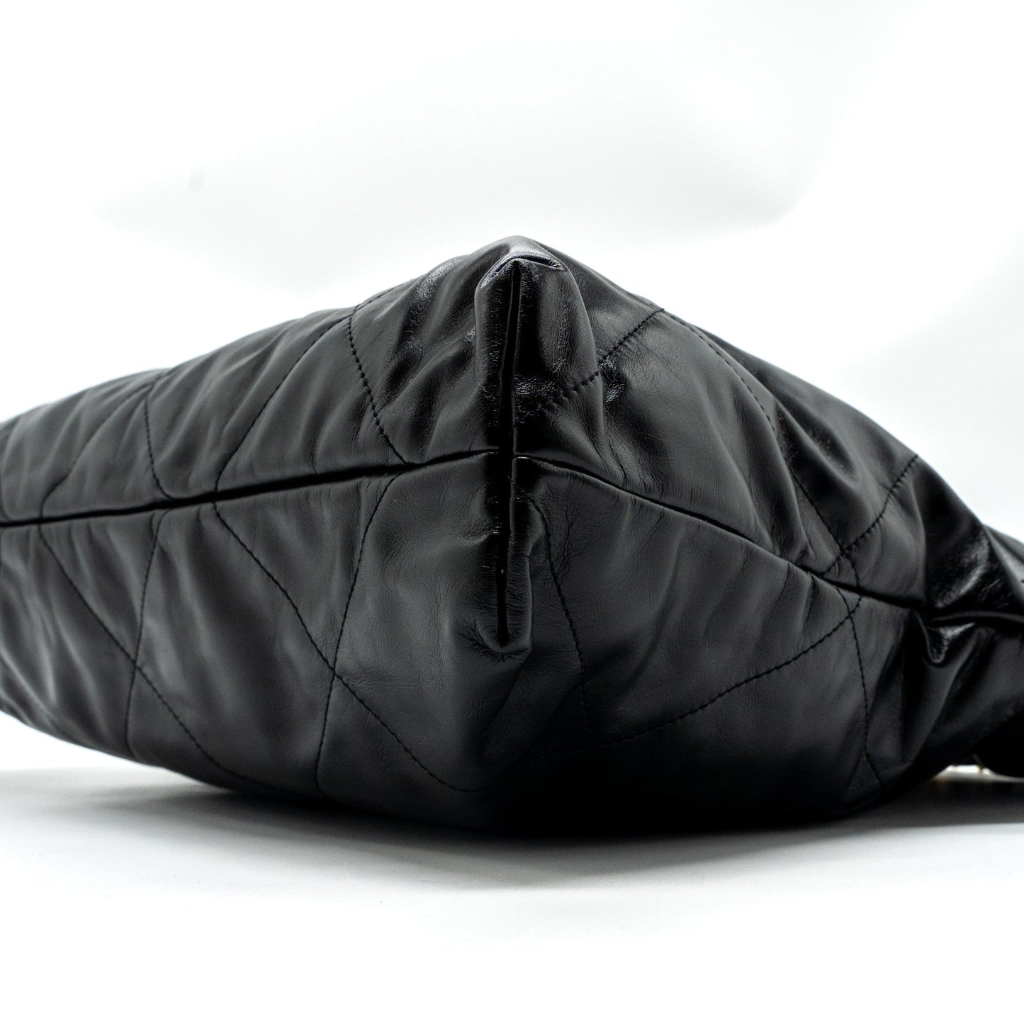 Chanel medium 22 bag shiny calfskin black  (Microchip)