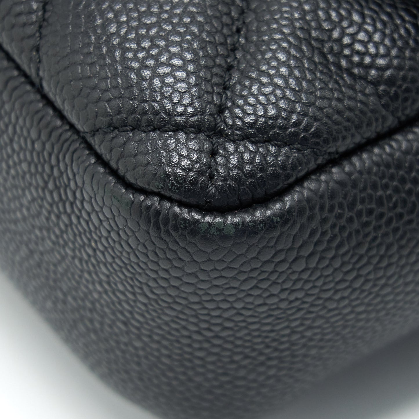 Chanel flap Bag with inner zipper caviar Black