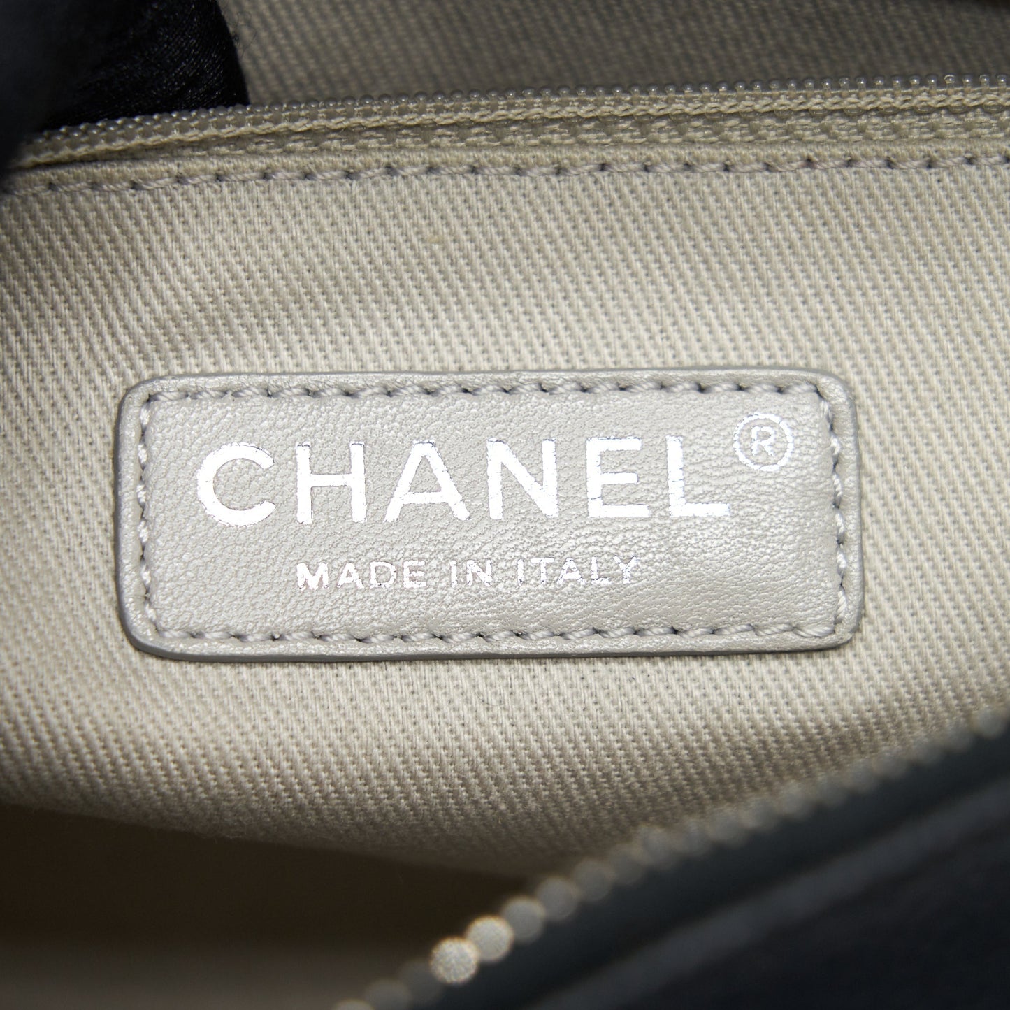 Chanel flap Bag with inner zipper caviar Black