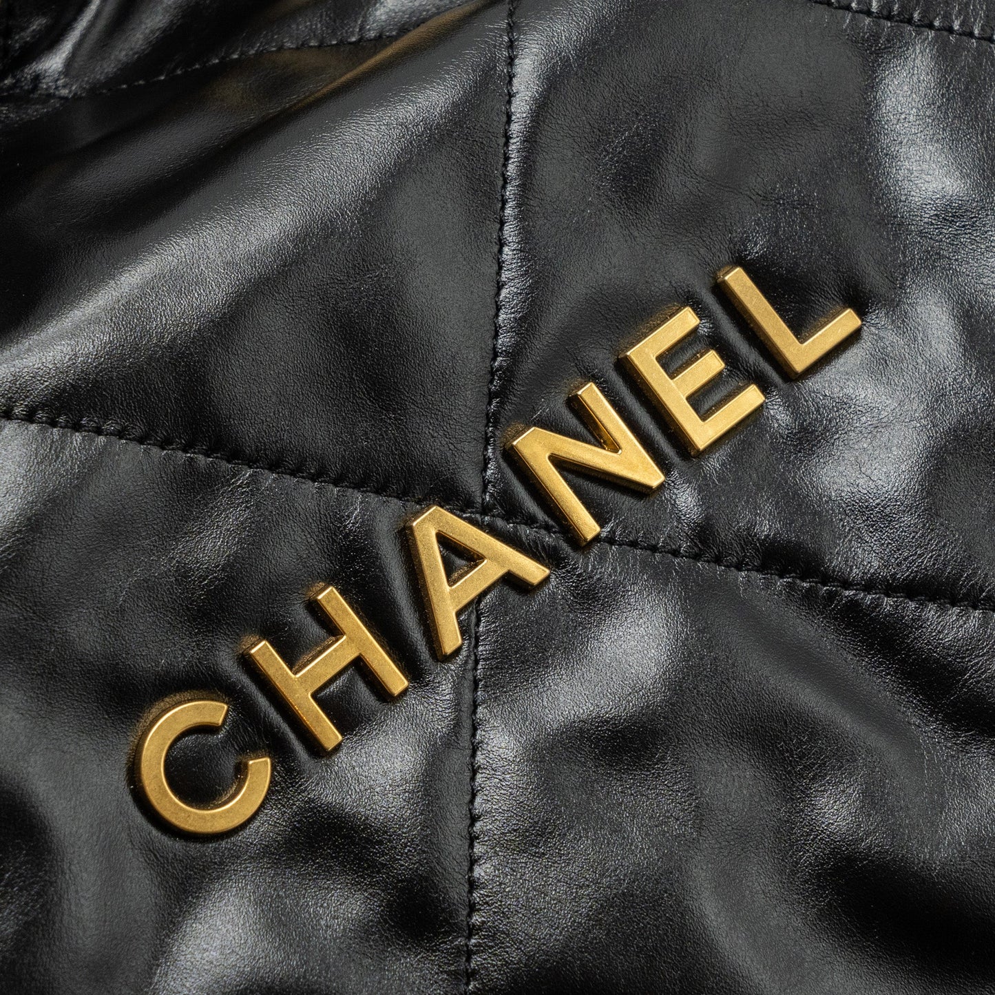 Chanel medium 22 bag shiny calfskin black  (Microchip)