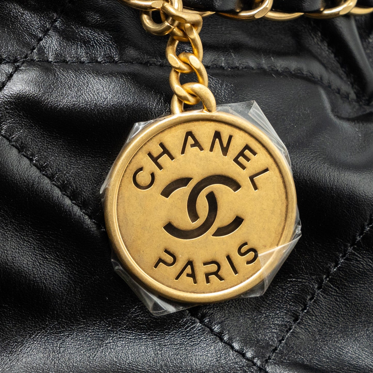 Chanel medium 22 bag shiny calfskin black  (Microchip)