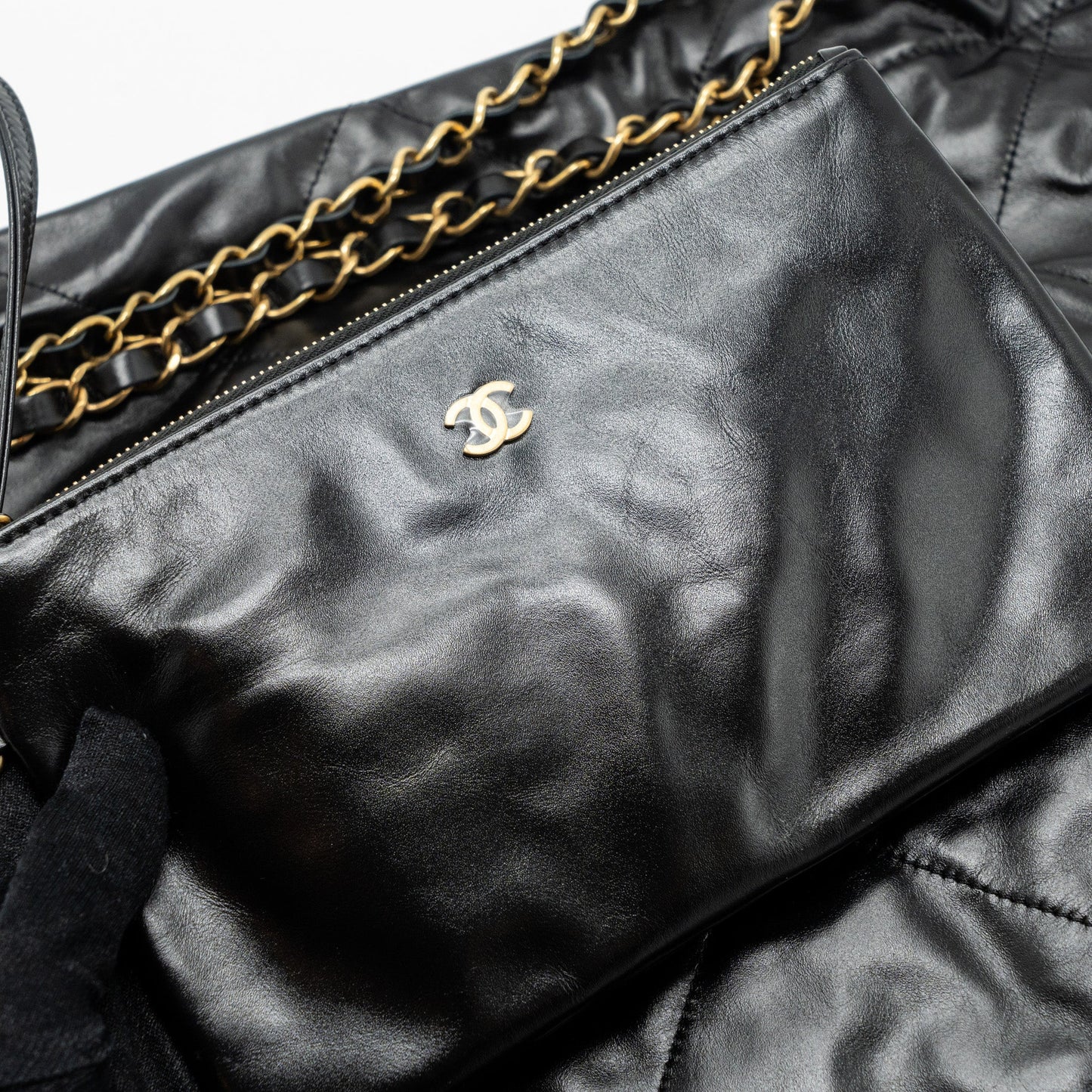 Chanel medium 22 bag shiny calfskin black  (Microchip)