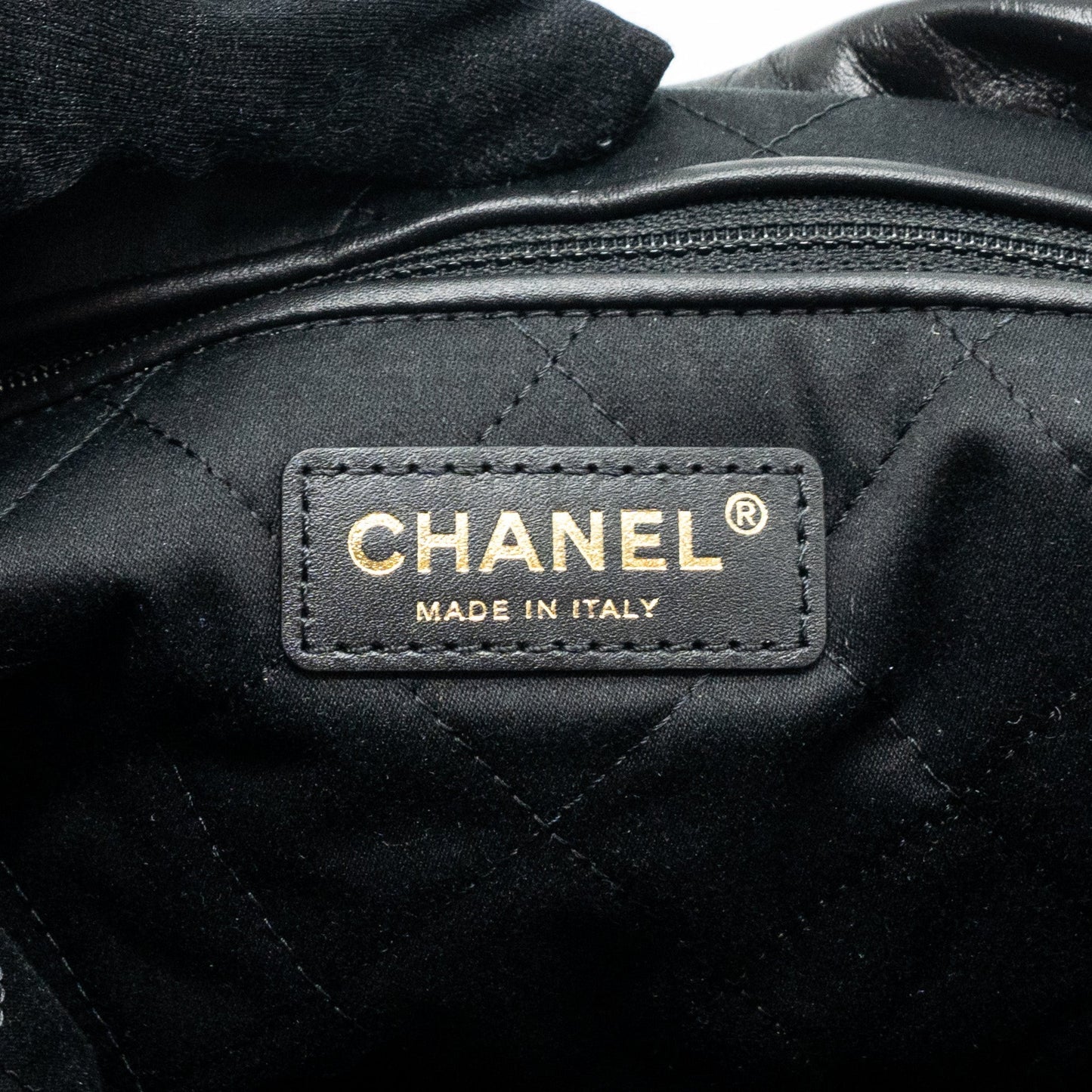 Chanel medium 22 bag shiny calfskin black  (Microchip)