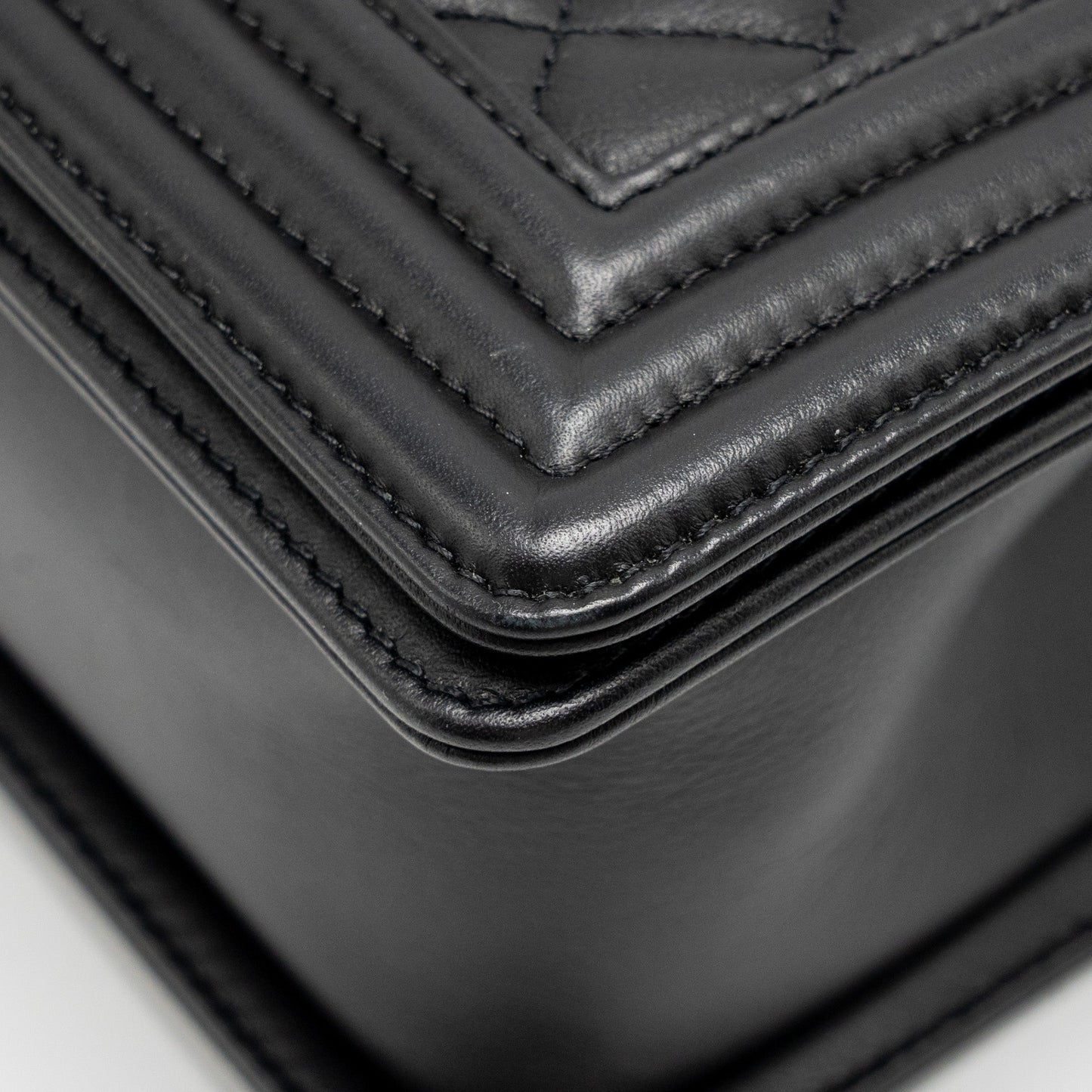 Chanel Medium boy Bag Calfskin Black  (microchip)