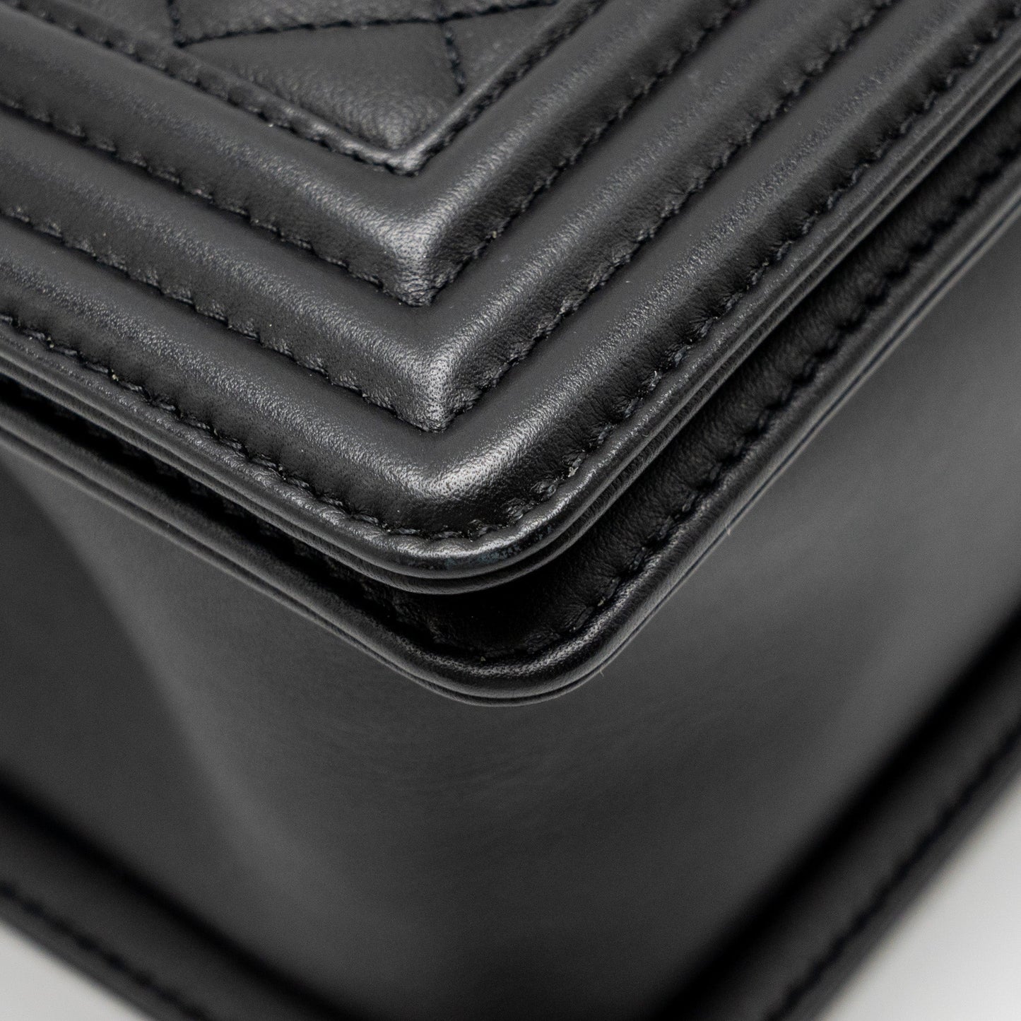 Chanel Medium boy Bag Calfskin Black  (microchip)