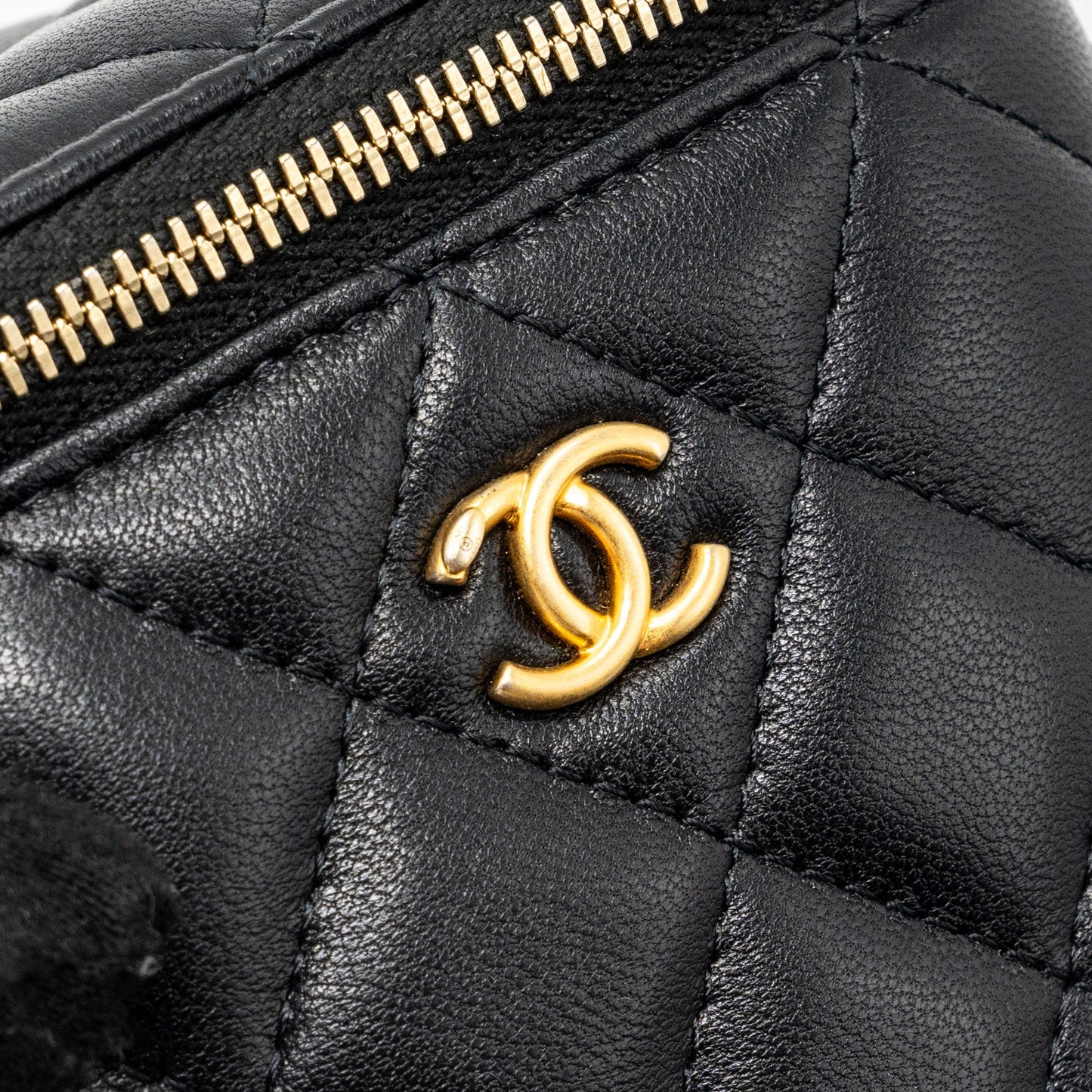 Chanel Pearl Crush mini vanity with chain lambskin black with