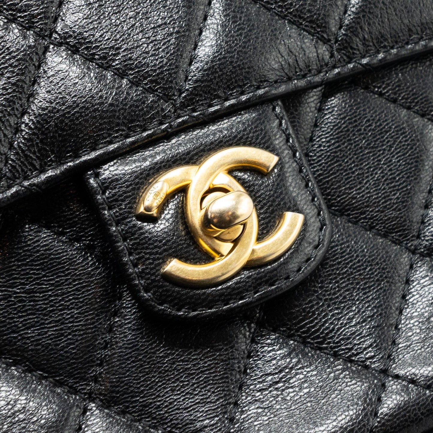 Chanel 22K retro new square large flap bag goatskin black  (microchip)