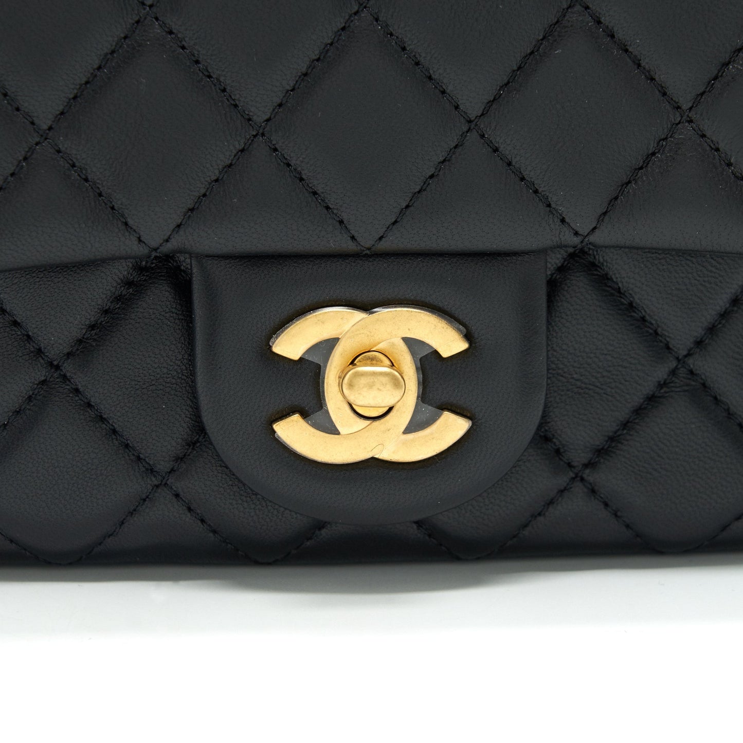 Chanel 21B pearl crush Square mini flap Bag black  (new version with microchip)