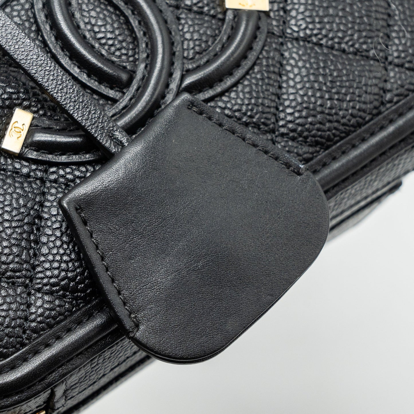 Chanel mini filigree vanity case Caviar black