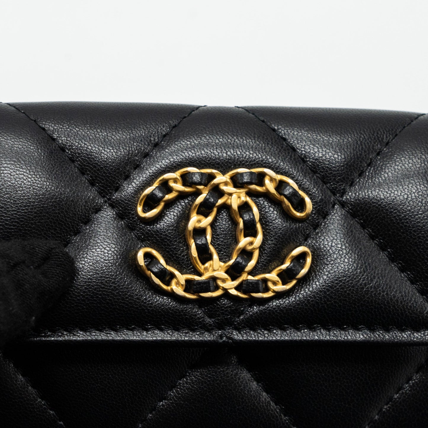 Chanel 19 flap card holder lambskin black  (microchip)