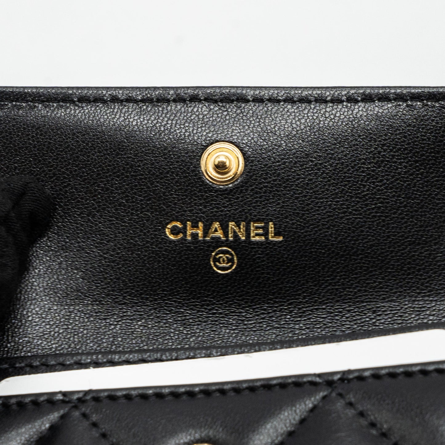 Chanel 19 flap card holder lambskin black  (microchip)