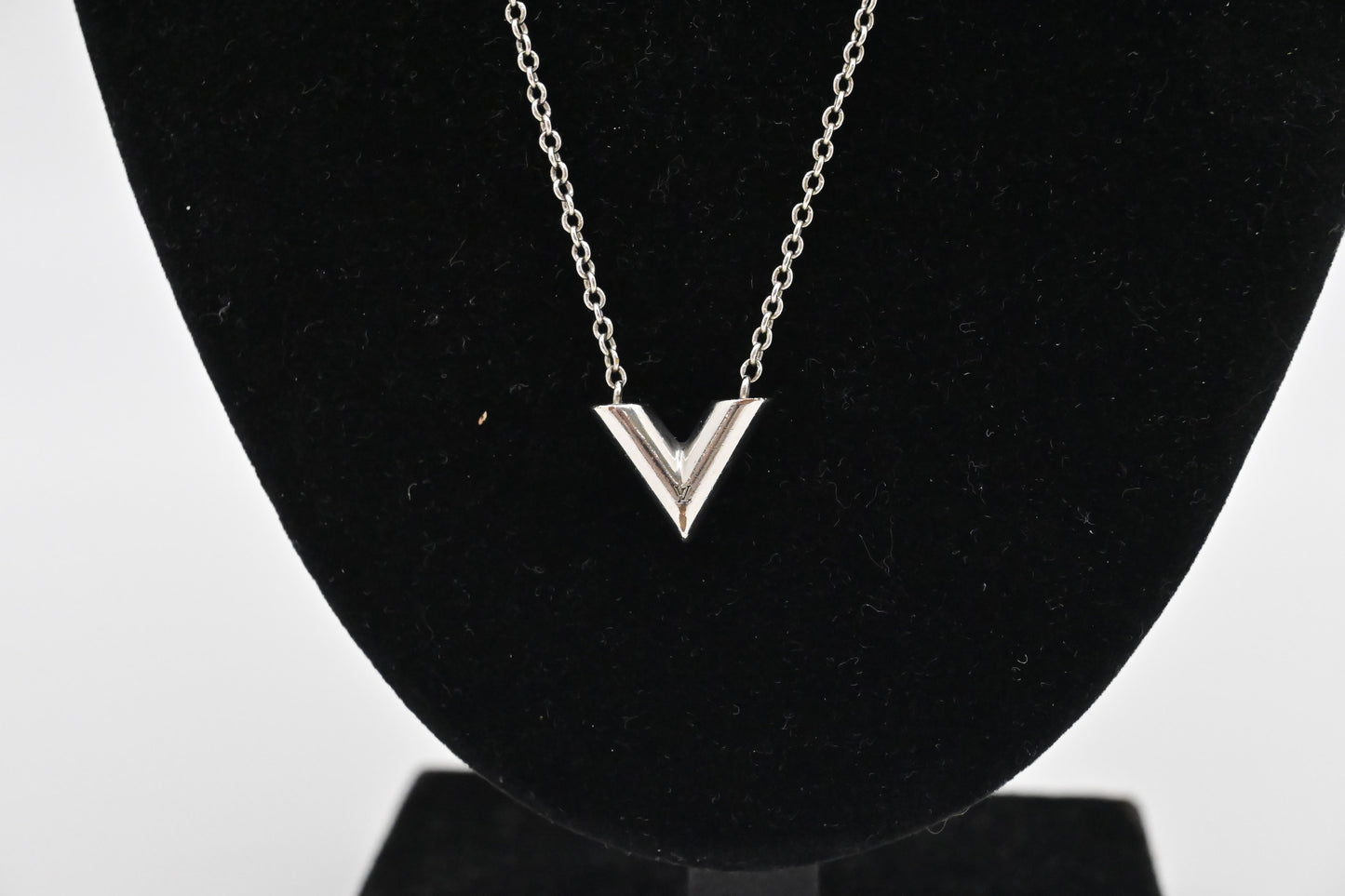 Louis Vuitton Essential V Neclace