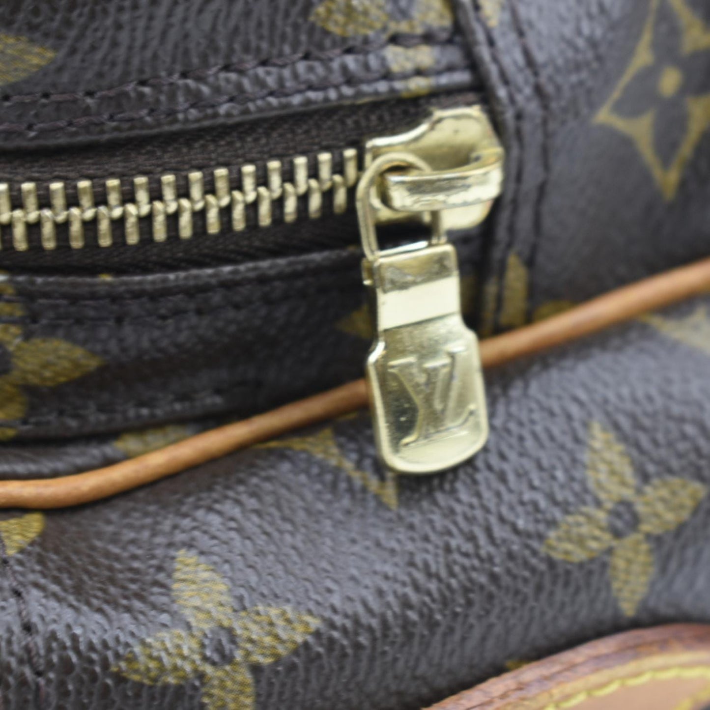LOUIS VUITTON Nile   Monogram Canvas Crossbody Shoulder Bag