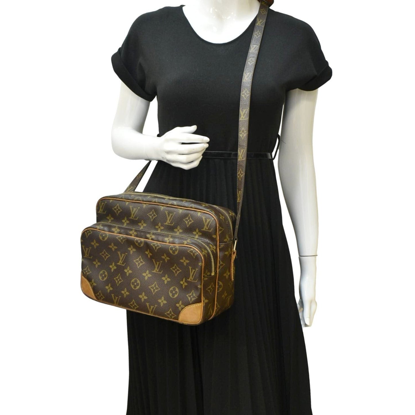 LOUIS VUITTON Nile   Monogram Canvas Crossbody Shoulder Bag
