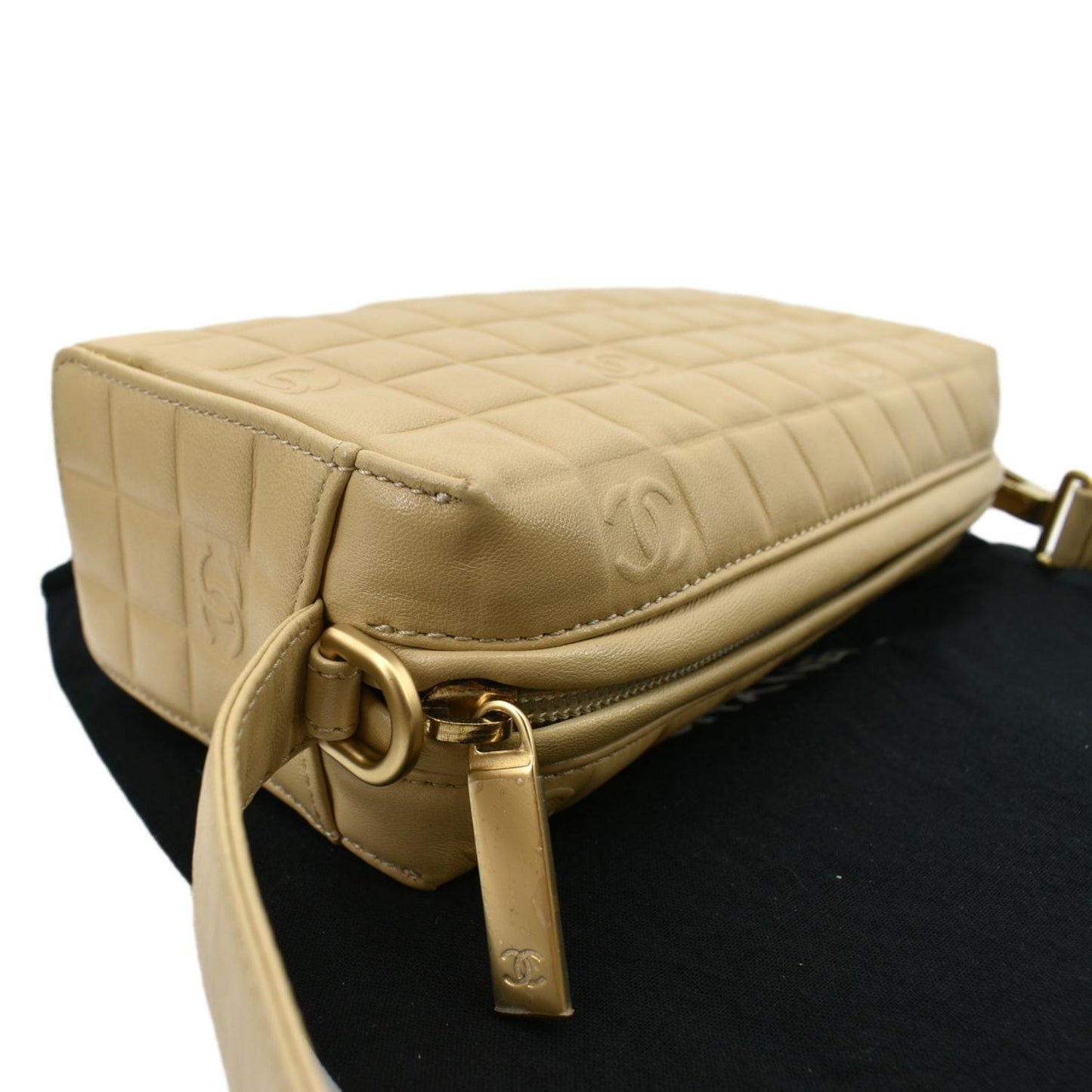 CHANEL Chocolate Bar Leather Handbag Beige
