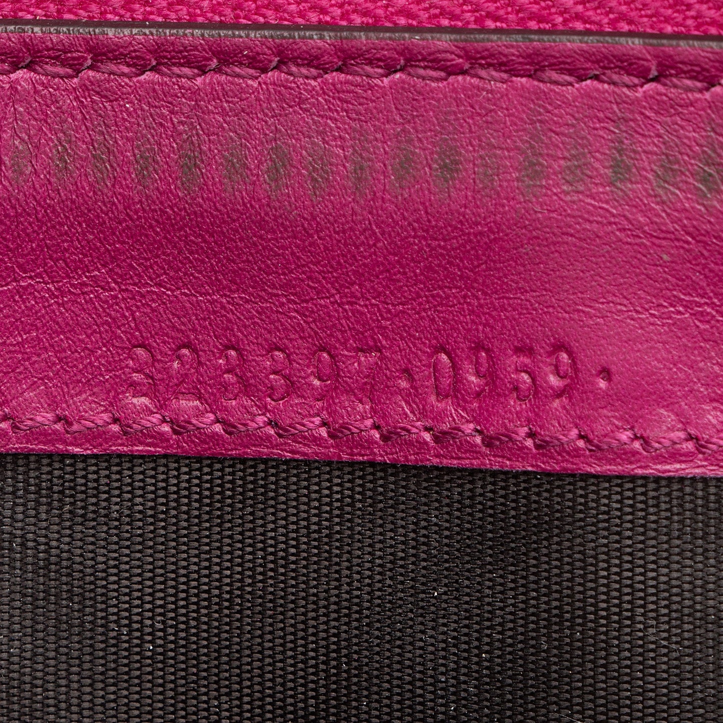 Gucci Guccissima Leather Bree Zip Around Wallet (SHF-s1cU37)